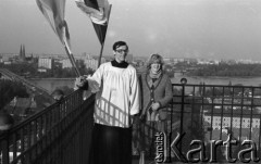 Po 13.05.1981, Warszawa, Polska.
Przygotowania do mszy zorganizowanej po zamachu na Jana Pawła II - widok z wieży Kościoła św. Anny. Do balustrady przywieszono flagi. W tle - Wisła oraz architektura Pragi.
Fot. NN, zbiory Ośrodka KARTA/Independent Polish Agency (IPA) przekazał Józef Lebenbaum