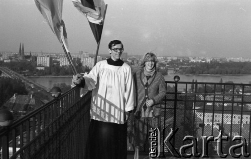 Po 13.05.1981, Warszawa, Polska.
Przygotowania do mszy zorganizowanej po zamachu na Jana Pawła II - widok z wieży Kościoła św. Anny. Do balustrady przywieszono flagi. W tle - Wisła oraz architektura Pragi.
Fot. NN, zbiory Ośrodka KARTA/Independent Polish Agency (IPA) przekazał Józef Lebenbaum