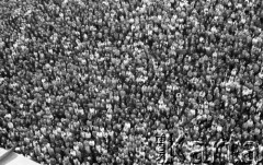 Po 13.05.1981, Warszawa, Polska.
Przygotowania przed Kościołem św. Anny do mszy zorganizowanej po zamachu na Jana Pawła II - widok z wieży na wiernych. 
Fot. NN, zbiory Ośrodka KARTA/Independent Polish Agency (IPA) przekazał Józef Lebenbaum