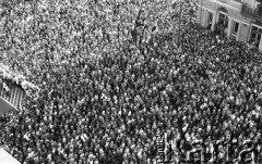 Po 13.05.1981, Warszawa, Polska.
Przygotowania przed Kościołem św. Anny do mszy zorganizowanej po zamachu na Jana Pawła II - widok z wieży na wiernych. 
Fot. NN, zbiory Ośrodka KARTA/Independent Polish Agency (IPA) przekazał Józef Lebenbaum