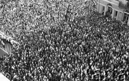 Po 13.05.1981, Warszawa, Polska.
Przygotowania przed Kościołem św. Anny do mszy zorganizowanej po zamachu na Jana Pawła II - widok z wieży na wiernych. 
Fot. NN, zbiory Ośrodka KARTA/Independent Polish Agency (IPA) przekazał Józef Lebenbaum