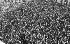 Po 13.05.1981, Warszawa, Polska.
Przygotowania przed Kościołem św. Anny do mszy zorganizowanej po zamachu na Jana Pawła II - widok z wieży na wiernych. 
Fot. NN, zbiory Ośrodka KARTA/Independent Polish Agency (IPA) przekazał Józef Lebenbaum