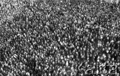 Po 13.05.1981, Warszawa, Polska.
Przygotowania przed Kościołem św. Anny do mszy zorganizowanej po zamachu na Jana Pawła II - widok z wieży na wiernych. 
Fot. NN, zbiory Ośrodka KARTA/Independent Polish Agency (IPA) przekazał Józef Lebenbaum