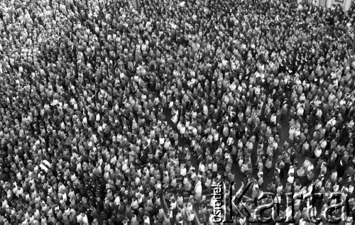 Po 13.05.1981, Warszawa, Polska.
Przygotowania przed Kościołem św. Anny do mszy zorganizowanej po zamachu na Jana Pawła II - widok z wieży na wiernych. 
Fot. NN, zbiory Ośrodka KARTA/Independent Polish Agency (IPA) przekazał Józef Lebenbaum