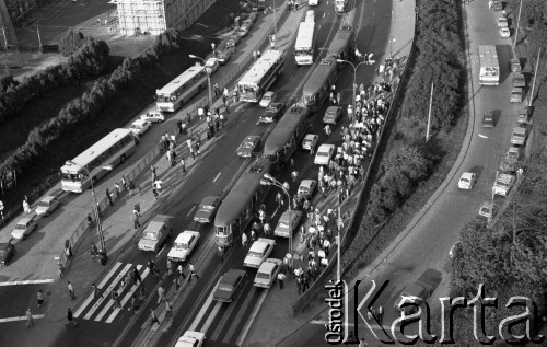 Po 13.05.1981, Warszawa, Polska.
Przygotowania do mszy zorganizowanej po zamachu na Jana Pawła II. Widok z wieży Kościoła św. Anny na Most Śląsko-Dąbrowski - tramwaje, samochody, przechodnie.
Fot. NN, zbiory Ośrodka KARTA/Independent Polish Agency (IPA) przekazał Józef Lebenbaum