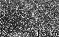 Po 13.05.1981, Warszawa, Polska.
Przygotowania przed Kościołem św. Anny do mszy zorganizowanej po zamachu na Jana Pawła II - widok z wieży na wiernych. 
Fot. NN, zbiory Ośrodka KARTA/Independent Polish Agency (IPA) przekazał Józef Lebenbaum