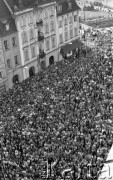 Po 13.05.1981, Warszawa, Polska.
Przygotowania przed Kościołem św. Anny do mszy zorganizowanej po zamachu na Jana Pawła II - widok z wieży na wiernych zgromadzonych przed kościołem. 
Fot. NN, zbiory Ośrodka KARTA/Independent Polish Agency (IPA) przekazał Józef Lebenbaum