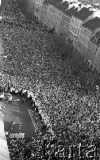 Po 13.05.1981, Warszawa, Polska.
Przygotowania przed Kościołem św. Anny do mszy zorganizowanej po zamachu na Jana Pawła II - widok z wieży na wiernych zgromadzonych na Krakowskim Przedmieściu. 
Fot. NN, zbiory Ośrodka KARTA/Independent Polish Agency (IPA) przekazał Józef Lebenbaum