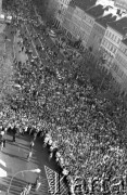 Po 13.05.1981, Warszawa, Polska.
Przygotowania przed Kościołem św. Anny do mszy zorganizowanej po zamachu na Jana Pawła II - widok z wieży na wiernych zgromadzonych na Krakowskim Przedmieściu. 
Fot. NN, zbiory Ośrodka KARTA/Independent Polish Agency (IPA) przekazał Józef Lebenbaum
