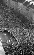Po 13.05.1981, Warszawa, Polska.
Przygotowania przed Kościołem św. Anny do mszy zorganizowanej po zamachu na Jana Pawła II - widok z wieży na wiernych zgromadzonych na Krakowskim Przedmieściu. 
Fot. NN, zbiory Ośrodka KARTA/Independent Polish Agency (IPA) przekazał Józef Lebenbaum
