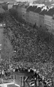 Po 13.05.1981, Warszawa, Polska.
Przygotowania przed Kościołem św. Anny do mszy zorganizowanej po zamachu na Jana Pawła II - widok z wieży na wiernych zgromadzonych na Krakowskim Przedmieściu oraz na kamienice. 
Fot. NN, zbiory Ośrodka KARTA/Independent Polish Agency (IPA) przekazał Józef Lebenbaum