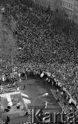 Po 13.05.1981, Warszawa, Polska.
Przygotowania przed Kościołem św. Anny do mszy zorganizowanej po zamachu na Jana Pawła II - widok z wieży na ołtarz oraz wiernych zgromadzonych na Krakowskim Przedmieściu. 
Fot. NN, zbiory Ośrodka KARTA/Independent Polish Agency (IPA) przekazał Józef Lebenbaum