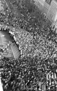 Po 13.05.1981, Warszawa, Polska.
Przygotowania przed Kościołem św. Anny do mszy zorganizowanej po zamachu na Jana Pawła II - widok z wieży na wiernych zgromadzonych na Krakowskim Przedmieściu oraz na kamienice. 
Fot. NN, zbiory Ośrodka KARTA/Independent Polish Agency (IPA) przekazał Józef Lebenbaum