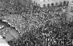 Po 13.05.1981, Warszawa, Polska.
Przygotowania przed Kościołem św. Anny do mszy zorganizowanej po zamachu na Jana Pawła II - widok z wieży na wiernych zgromadzonych na Krakowskim Przedmieściu. 
Fot. NN, zbiory Ośrodka KARTA/Independent Polish Agency (IPA) przekazał Józef Lebenbaum