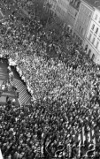 Po 13.05.1981, Warszawa, Polska.
Przygotowania przed Kościołem św. Anny do mszy zorganizowanej po zamachu na Jana Pawła II - widok z wieży na wiernych zgromadzonych na Krakowskim Przedmieściu. 
Fot. NN, zbiory Ośrodka KARTA/Independent Polish Agency (IPA) przekazał Józef Lebenbaum