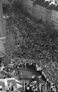 Po 13.05.1981, Warszawa, Polska.
Przygotowania przed Kościołem św. Anny do mszy zorganizowanej po zamachu na Jana Pawła II - widok z wieży na ołtarz, wiernych zgromadzonych na Krakowskim Przedmieściu oraz kamienice. 
Fot. NN, zbiory Ośrodka KARTA/Independent Polish Agency (IPA) przekazał Józef Lebenbaum
