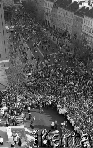 Po 13.05.1981, Warszawa, Polska.
Przygotowania przed Kościołem św. Anny do mszy zorganizowanej po zamachu na Jana Pawła II - widok z wieży na ołtarz, wiernych zgromadzonych na Krakowskim Przedmieściu oraz kamienice. 
Fot. NN, zbiory Ośrodka KARTA/Independent Polish Agency (IPA) przekazał Józef Lebenbaum