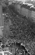 Po 13.05.1981, Warszawa, Polska.
Przygotowania przed Kościołem św. Anny do mszy zorganizowanej po zamachu na Jana Pawła II - widok z wieży na ołtarz, wiernych zgromadzonych na Krakowskim Przedmieściu oraz kamienice. 
Fot. NN, zbiory Ośrodka KARTA/Independent Polish Agency (IPA) przekazał Józef Lebenbaum