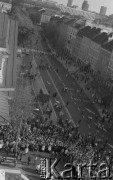 Po 13.05.1981, Warszawa, Polska.
Przygotowania przed Kościołem św. Anny do mszy zorganizowanej po zamachu na Jana Pawła II - widok z wieży na wiernych zgromadzonych na Krakowskim Przedmieściu oraz architekturę Śródmieścia. 
Fot. NN, zbiory Ośrodka KARTA/Independent Polish Agency (IPA) przekazał Józef Lebenbaum