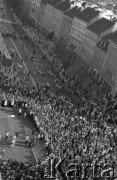 Po 13.05.1981, Warszawa, Polska.
Przygotowania przed Kościołem św. Anny do mszy zorganizowanej po zamachu na Jana Pawła II - widok z wieży na wiernych zgromadzonych na Krakowskim Przedmieściu oraz kamienice. 
Fot. NN, zbiory Ośrodka KARTA/Independent Polish Agency (IPA) przekazał Józef Lebenbaum