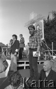 25.06.1981, Radom, Polska.
Obchody rocznicy Czerwca' 76. Poświęcenie przez biskupa Edwarda Materskiego kamienia węgielnego pod Pomnik Ludzi Skrzywdzonych w związku z robotniczym protestem. Na pierwszym planie - Mirosław Chojecki, w tle widoczny jest ołtarz.  
Fot. NN, zbiory Ośrodka KARTA/Independent Polish Agency (IPA).
