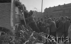 25.06.1981, Radom, Polska.
Obchody rocznicy Czerwca' 76. Poświęcenie przez biskupa Edwarda Materskiego kamienia węgielnego pod Pomnik Ludzi Skrzywdzonych w związku z robotniczym protestem. Złożenie wieńców pod kamieniem węgielnym. 
Fot. NN, zbiory Ośrodka KARTA/Independent Polish Agency (IPA).