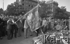 25.06.1981, Radom, Polska.
Obchody rocznicy Czerwca' 76. Poświęcenie przez biskupa Edwarda Materskiego kamienia węgielnego pod Pomnik Ludzi Skrzywdzonych w związku z robotniczym protestem - poczet sztandarowy delegacji jasnogórskiej. W tle widoczny jest budynek ZEOW - siedziby Zjednoczenia Energetycznego Okręgu Wschodniego.  
Fot. NN, zbiory Ośrodka KARTA/Independent Polish Agency (IPA).