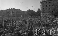 25.06.1981, Radom, Polska.
Obchody rocznicy Czerwca' 76. Poświęcenie przez biskupa Edwarda Materskiego kamienia węgielnego pod Pomnik Ludzi Skrzywdzonych w związku z robotniczym protestem.
Uczestnicy obchodów u zbiegu ulic Stefana Żeromskiego i 1 Maja. Na pierwszym planie widoczne są poczty sztandarowe, w tle (po prawej stronie) - budynek ZEOW - siedziby Zjednoczenia Energetycznego Okręgu Wschodniego.
Fot. NN, zbiory Ośrodka KARTA/Independent Polish Agency (IPA).