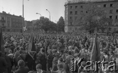 25.06.1981, Radom, Polska.
Obchody rocznicy Czerwca' 76. Poświęcenie przez biskupa Edwarda Materskiego kamienia węgielnego pod Pomnik Ludzi Skrzywdzonych w związku z robotniczym protestem.
Uczestnicy obchodów u zbiegu ulic Stefana Żeromskiego i 1 Maja. Na pierwszym planie widoczne są poczty sztandarowe, w tle (po prawej stronie) - budynek ZEOW, siedziby Zjednoczenia Energetycznego Okręgu Wschodniego.
Fot. NN, zbiory Ośrodka KARTA/Independent Polish Agency (IPA).