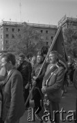25.06.1981, Radom, Polska.
Obchody rocznicy Czerwca' 76. Poświęcenie przez biskupa Edwarda Materskiego kamienia węgielnego pod Pomnik Ludzi Skrzywdzonych w związku z robotniczym protestem. 
Na pierwszym planie - delegacja górników, w tle widoczny jest udekorowany flagami budynek ZEOW - siedziby Zjednoczenia Energetycznego Okręgu Wschodniego.
Fot. NN, zbiory Ośrodka KARTA/Independent Polish Agency (IPA).