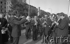 25.06.1981, Radom, Polska.
Obchody rocznicy Czerwca' 76. Poświęcenie przez biskupa Edwarda Materskiego kamienia węgielnego pod Pomnik Ludzi Skrzywdzonych w związku z robotniczym protestem - występ orkiestry. W tle - ulica Stefana Żeromskiego. 
Fot. NN, zbiory Ośrodka KARTA/Independent Polish Agency (IPA).