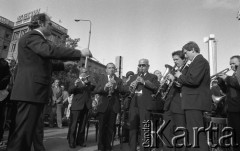 25.06.1981, Radom, Polska.
Obchody rocznicy Czerwca' 76. Poświęcenie przez biskupa Edwarda Materskiego kamienia węgielnego pod Pomnik Ludzi Skrzywdzonych w związku z robotniczym protestem - występ orkiestry. W tle widoczny jest budynek ZEOW - siedziby Zjednoczenia Energetycznego Okręgu Wschodniego.
Fot. NN, zbiory Ośrodka KARTA/Independent Polish Agency (IPA).