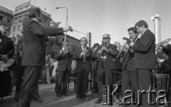 25.06.1981, Radom, Polska.
Obchody rocznicy Czerwca' 76. Poświęcenie przez biskupa Edwarda Materskiego kamienia węgielnego pod Pomnik Ludzi Skrzywdzonych w związku z robotniczym protestem - występ orkiestry. W tle widoczny jest budynek ZEOW - siedziby Zjednoczenia Energetycznego Okręgu Wschodniego.
Fot. NN, zbiory Ośrodka KARTA/Independent Polish Agency (IPA).