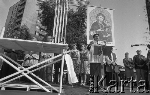 25.06.1981, Radom, Polska.
Obchody rocznicy Czerwca' 76. Poświęcenie przez biskupa Edwarda Materskiego kamienia węgielnego pod Pomnik Ludzi Skrzywdzonych w związku z robotniczym protestem. Za kapłanem odprawiającym mszę stoją kobiety w strojach góralskich. Widoczny jest również obraz 