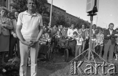 25.06.1981, Radom, Polska.
Obchody rocznicy Czerwca' 76. Poświęcenie przez biskupa Edwarda Materskiego kamienia węgielnego pod Pomnik Ludzi Skrzywdzonych w związku z robotniczym protestem - uczestnicy uroczystości, m.in. dzieci oraz osoby niepełnosprawne. W tle widoczna jest ulica Stefana Żeromskiego. 
Fot. NN, zbiory Ośrodka KARTA/Independent Polish Agency (IPA).