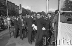 25.06.1981, Radom, Polska.
Obchody rocznicy Czerwca' 76. Poświęcenie przez biskupa Edwarda Materskiego kamienia węgielnego pod Pomnik Ludzi Skrzywdzonych w związku z robotniczym protestem. Na pierwszym planie widoczni są muzycy orkiestry oraz duchowni.  
Fot. NN, zbiory Ośrodka KARTA/Independent Polish Agency (IPA).