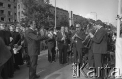 25.06.1981, Radom, Polska.
Obchody rocznicy Czerwca' 76. Poświęcenie przez biskupa Edwarda Materskiego kamienia węgielnego pod Pomnik Ludzi Skrzywdzonych w związku z robotniczym protestem - występ orkiestry. W tle widoczny jest budynek ZEOW - siedziby Zjednoczenia Energetycznego Okręgu Wschodniego.
Fot. NN, zbiory Ośrodka KARTA/Independent Polish Agency (IPA).