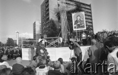 25.06.1981, Radom, Polska.
Obchody rocznicy Czerwca' 76. Poświęcenie przez biskupa Edwarda Materskiego kamienia węgielnego pod Pomnik Ludzi Skrzywdzonych w związku z robotniczym protestem - przemówienie Lecha Wałęsy z ambony ołtarza. Na pierwszym planie widoczni są m.in. fotoreporterzy rejestrujący wydarzenie oraz duchowni. W tle - obraz 