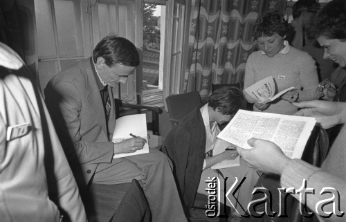 25.06.1981, Radom, Polska.
Obchody rocznicy Czerwca' 76. Autorzy, Zbigniew i Zofia Romaszewscy podpisują książkę 