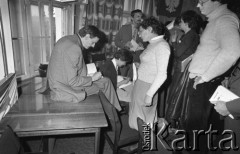 25.06.1981, Radom, Polska.
Obchody rocznicy Czerwca' 76. Autorzy, Zbigniew i Zofia Romaszewscy podpisują książkę 