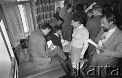 25.06.1981, Radom, Polska.
Obchody rocznicy Czerwca' 76. Autorzy, Zbigniew i Zofia Romaszewscy podpisują książkę 