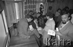 25.06.1981, Radom, Polska.
Obchody rocznicy Czerwca' 76. Autorzy, Zbigniew i Zofia Romaszewscy podpisują książkę 