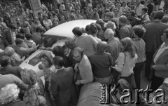 25.06.1981, Radom, Polska.
Obchody rocznicy Czerwca' 76 - poświęcenie przez biskupa Edwarda Materskiego kamienia węgielnego pod Pomnik Ludzi Skrzywdzonych w związku z robotniczym protestem. Radomianie otaczają samochód.
Fot. NN, zbiory Ośrodka KARTA/Independent Polish Agency (IPA).