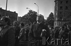 25.06.1981, Radom, Polska.
Obchody rocznicy Czerwca' 76 - poświęcenie przez biskupa Edwarda Materskiego kamienia węgielnego pod Pomnik Ludzi Skrzywdzonych w związku z robotniczym protestem. Uczestnicy uroczystości, kapłan - na pierwszym planie. 
Fot. NN, zbiory Ośrodka KARTA/Independent Polish Agency (IPA).