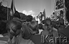 25.06.1981, Radom, Polska.
Obchody rocznicy Czerwca' 76 - poświęcenie przez biskupa Edwarda Materskiego kamienia węgielnego pod Pomnik Ludzi Skrzywdzonych w związku z robotniczym protestem. Widok na poczty sztandarowe oraz ołtarz.
Fot. NN, zbiory Ośrodka KARTA/Independent Polish Agency (IPA).