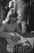 25.06.1981, Radom, Polska.
Rocznica Czerwca' 76. Kobieta, paląc papierosa, liczy głosy uzyskane przez kandydatów. 
Fot. NN, zbiory Ośrodka KARTA/Independent Polish Agency (IPA).