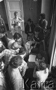 25.06.1981, Radom, Polska.
Obchody rocznicy Czerwca' 76. Widok z góry na osoby zgromadzone wokół otwartej skrzynki do głosowania oraz kobietę, która paląc papierosa, liczy głosy uzyskane przez kandydatów.
Fot. NN, zbiory Ośrodka KARTA/Independent Polish Agency (IPA).
