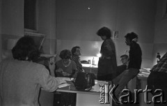 25.06.1981, Radom, Polska.
Grupa osób w pracowni.
Fot. NN, zbiory Ośrodka KARTA/Independent Polish Agency (IPA).