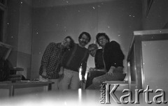 25.06.1981, Radom, Polska.
Grupa osób w pracowni - drugi z lewej strony stoi Jerzy Kozak. 
Fot. NN, zbiory Ośrodka KARTA/Independent Polish Agency (IPA).