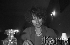 25.06.1981, Radom, Polska.
Portret młodej kobiety. Na pierwszym planie widoczne są kieliszki odwrócone dnem do góry, na ścianie zawieszony został kinkiet.   
Fot. NN, zbiory Ośrodka KARTA/Independent Polish Agency (IPA).